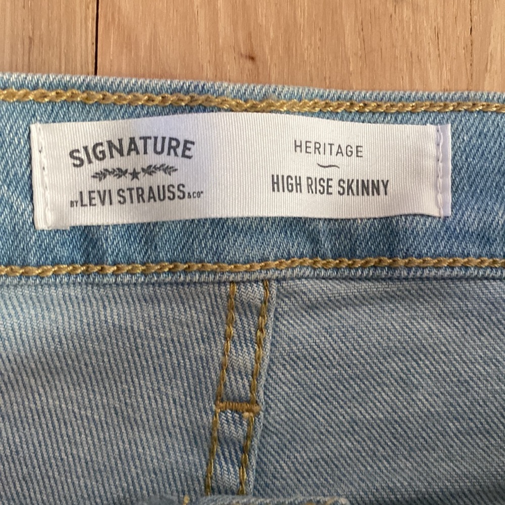Levi High Rise Skinny - Picture 3 of 5